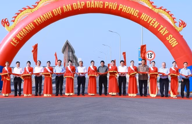 Le Premier ministre Pham Minh Chinh et les responsables ont coupé le ruban pour inaugurer le projet de barrage de Phu Phong, le 22 mars. Photo : VNA