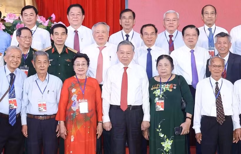 Le secrétaire général du Parti, Tô Lâm (quatrième à partir de la gauche, premier rang, pose pour une photo avec les délégués. Photo : VNA