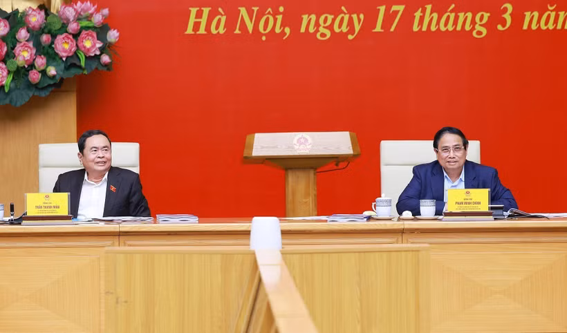 Le membre du Politburo, secrétaire du Comité du Parti de l’Assemblée nationale, président de l’Assemblée nationale et chef de la mission de contrôle n°1910, Trân Thanh Mân (à gauche) et le membre du Politburo, secrétaire du Comité du Parti du gouvernement et Premier ministre Pham Minh Chinh, lors de la réunion. Photo: VNA
