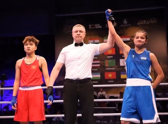 Luu Thi Ngoc Hà (Vietnam) (à gauche) s’incline face à Alimkhanova Raykhona (Zambie) en demi-finale des moins de 15 ans (-43 kg) et remporte ainsi le bronze aux Championnats d’Asie de boxe U15 et U17 2025. Photo: Asianboxxing