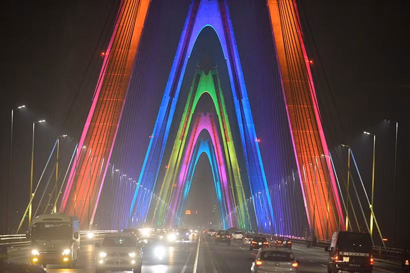 La circulation s'écoule sur le pont Nhât Tân la nuit à Hanoi. La masse d'air froid devrait apporter des orages épars dans les jours à venir. Photo : Dantri