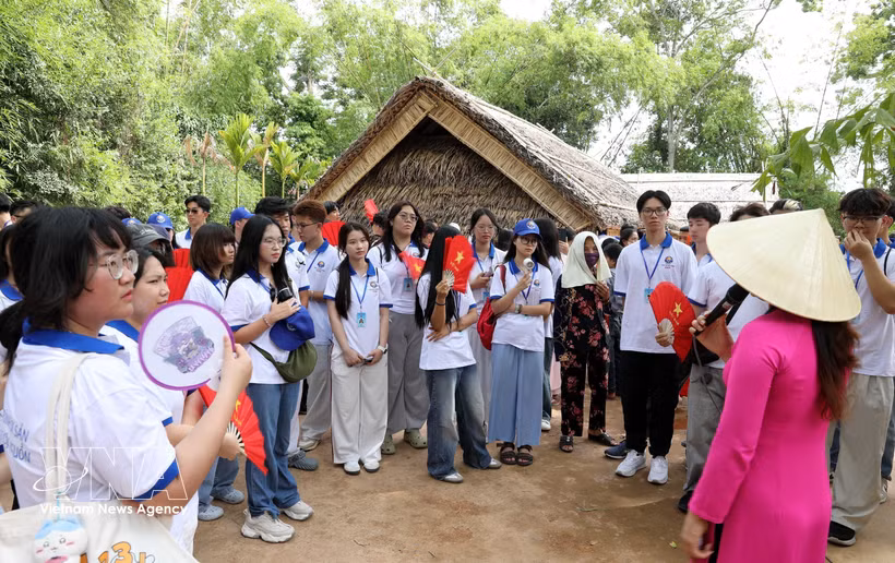 Une délégation des jeunes Vietnamiens d'outre-mer dépose des fleurs et de l'encens au visite le vestige national spécial de Kim Liên, à Nghê An (Centre), dans le cadre du Camp d'été 2026, le 15 juillet. Photo : VNA