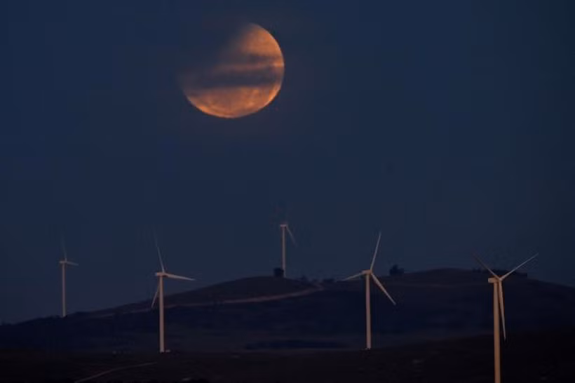 Une éclipse lunaire transforme la Lune près de la capitale australienne, Canberra, le 14 mars 2025. Photo : AFP/VNA