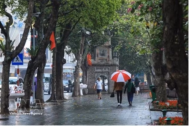 Un coin du lac Hoàn Kiêm à Hanoï par temps de pluie. Photo: VNA