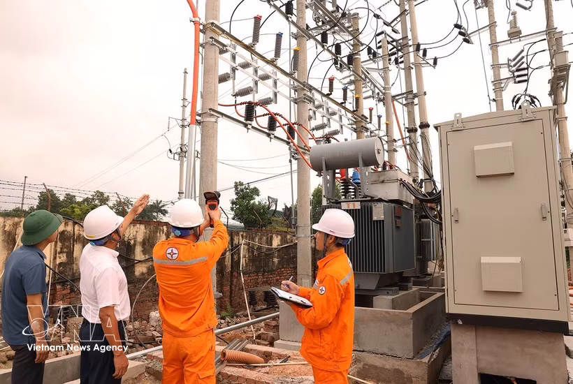 La compagnie d’électricité de Bac Ninh accompagne les entreprises locales pour optimiser leur consommation énergétique et garantir la sécurité de leurs installations. Photo: VNA