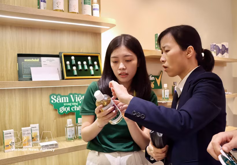 Des visiteuses lors de l'exposition et du livestream « Vitalité des produits vietnamiens » à Hanoi, du 7 au 9 mars 2026. Photo : VNA