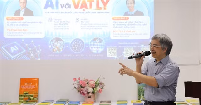 Le prof.associé-Dr Nguyên Hông Quang, vice-président et secrétaire général de la Société vietnamienne de physique, s’exprime lors du programme. Photo : chinhphu.vn