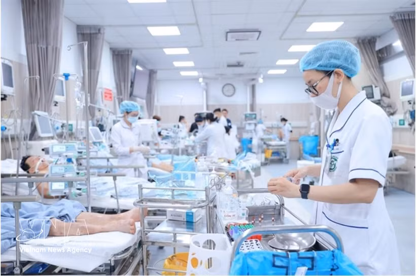 Des patients reçoivent des soins à l’hôpital Bach Mai, à Hanoi. Photo : VNA