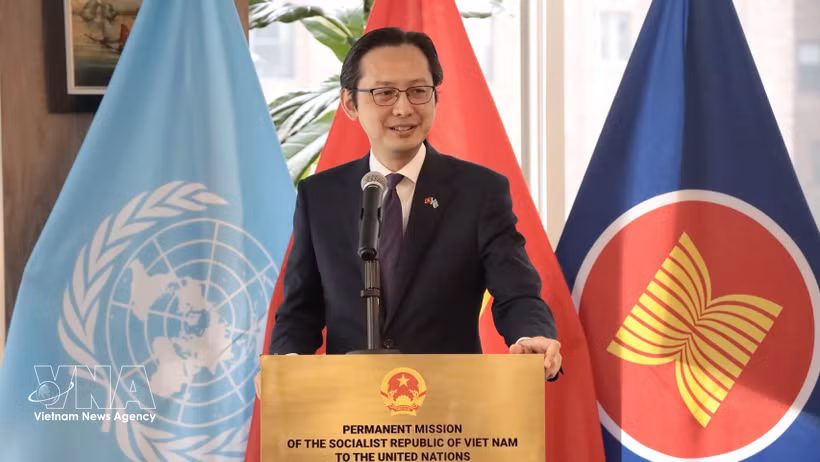 L’ambassadeur Dô Hung Viêt, représentant permanent du Vietnam auprès de l’ONU, s’exprime lors de la cérémonie, à New York, le 28 août. Photo : VNA