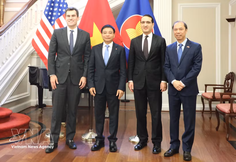 Le vice-Premier ministre Nguyên Van Thang avec les sous-secrétaires au Commerce Jeffrey Kessler (deuxième à partir de la droite) et William Kimmitt (première à gauche). Photo : VNA