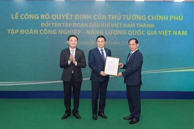 Par délégation du Premier ministre, le vice-Premier ministre Bui Thanh Son remet la décision de rebaptiser le Groupe du pétrole et du gaz du Vietnam qui devient désormais Groupe national de l’industrie et de l’énergie du Vietnam. Photo : VNA