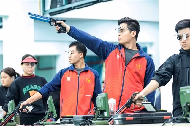 Phạm Quang Huy (deuxième à droite) et ses coéquipiers visent des médailles lors d'événements internationaux en 2025. Photo: VNS