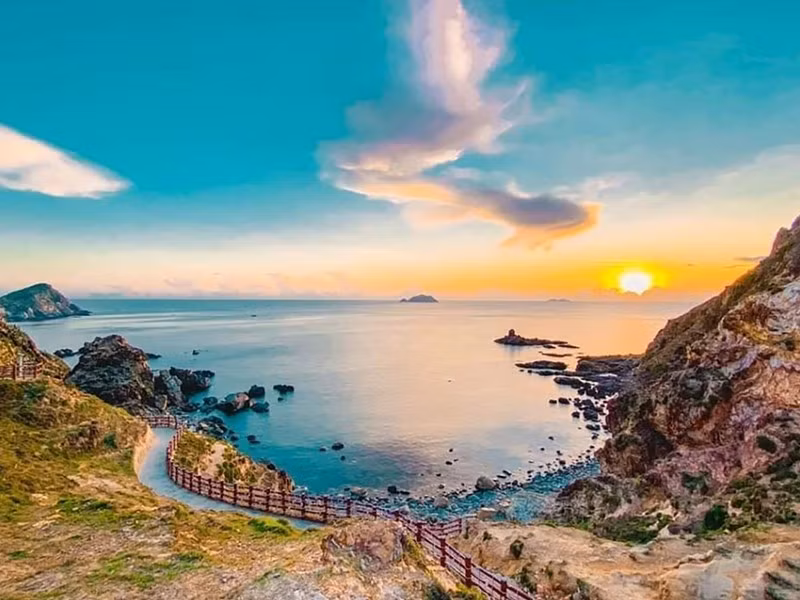 Ky Co est une plage isolée située à environ 25 km du centre-ville de Quy Nhon, souvent surnommée les "Maldives du Vietnam" en raison de ses eaux cristallines et de son sable blanc.