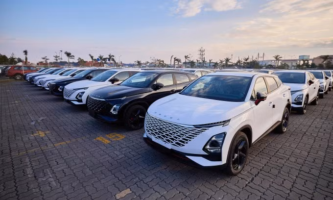 Le premier lot de voitures Omoda C5 en provenance d’Indonésie arrive au port de Hai Phong, en novembre 2024. Photo : O&J