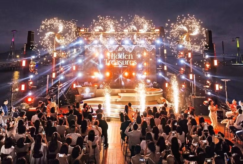 Spectacle musical lors d’une croisière nocturne à Quang Ninh. Photo : hanoimoi.vn