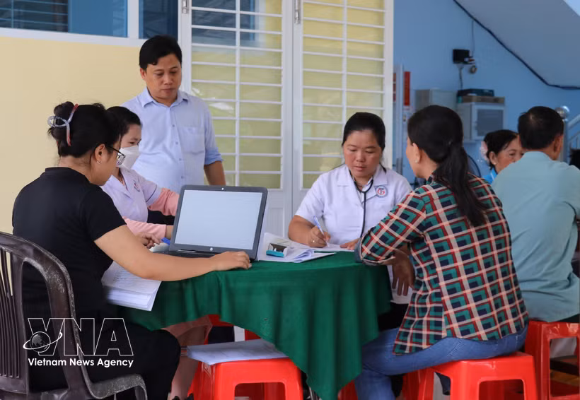 La commune de An Thanh Thuy, dans la province de Dông Thap, mobilise son dispensaire pour accompagner les citoyens dans la mise à jour de leur carnet de santé numérique sur l'application VNeID. Photo : VNA