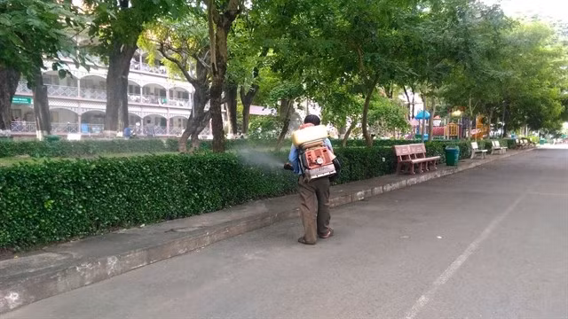 Un agent pulvérise des produits chimiques pour tuer les moustiques à l’Hôpital pédiatrique n°2 de Hô Chi Minh-Ville. Photo : VNA