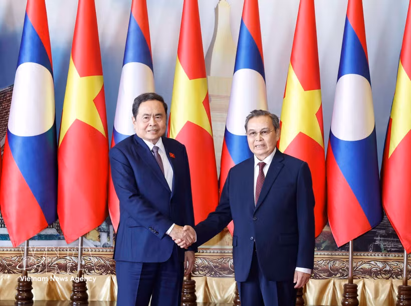 Le président de l’Assemblée nationale du Vietnam, Trân Thanh Mân (à gauche) et le président de l’Assemblée nationale du Laos, Xaysomphone Phomvihane, à Vientiane, le 5 février 2026. Photo : VNA