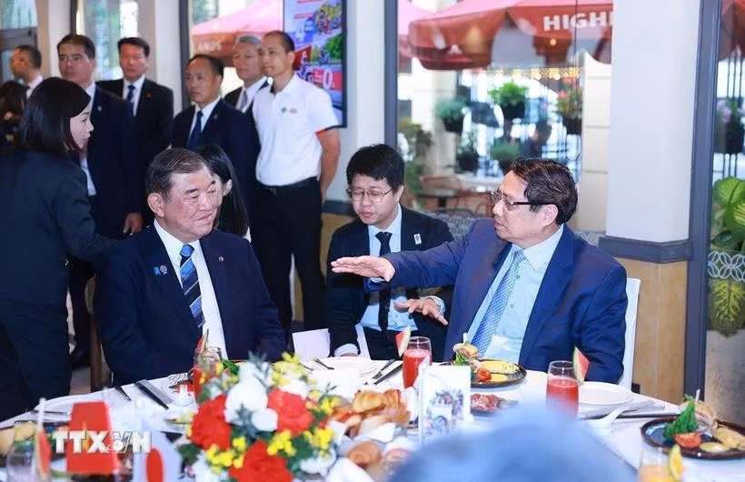 Le Premier ministre Pham Minh Chinh (à droite) et son homologue japonais Ishiba Shigeru prennent leur petit-déjeuner et savourent un café vietnamien ensemble, à Hanoi, le 29 avril. (Photo : VNA)