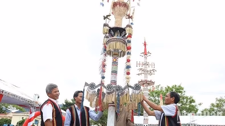 L’arbre Neu de l'ethnie Co est un élément décoratif unique, exemple typique de l'art visuel populaire des vastes régions de Truong Son et des Hauts Plateaux du Centre. Photo : NDEL