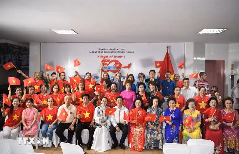 Des ressortissants vietnamiens du Nord-Est de la Thaïlande réunis au consulat général du Vietnam dans la province de Khon Kaen pour célébrer le 50e anniversaire de la libération du Sud et de la réunification nationale. Photo : VNA