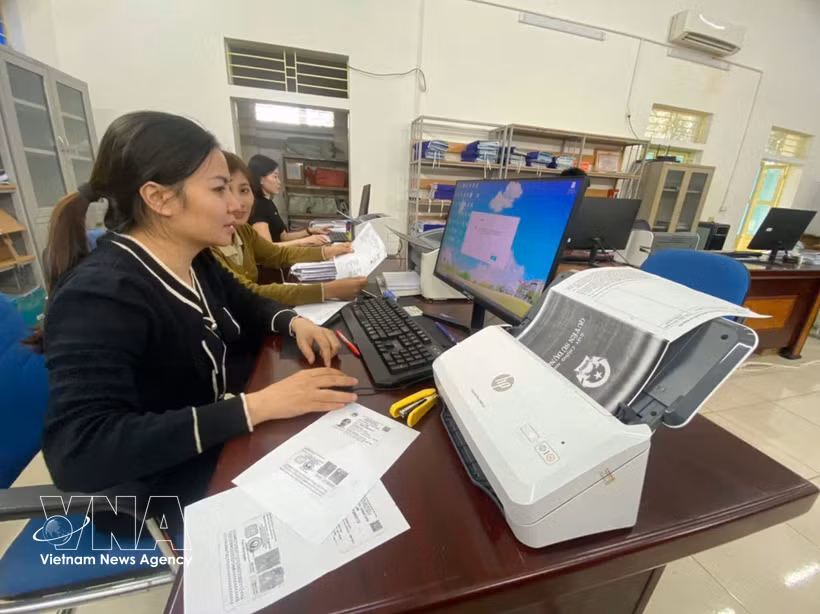 Des agentes publiques de la commune de Xuân Hoa, dans la province de Thanh Hoa, collectent des données foncières. Photo : VNA
