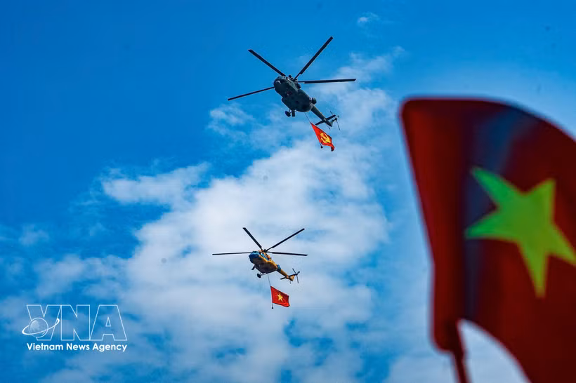 Répétition de l'Armée de l'air populaire du Vietnam en vue du défilé aérien commémoratif des 80 ans de la Révolution d’Août et de la Fête nationale. Photo: VNA