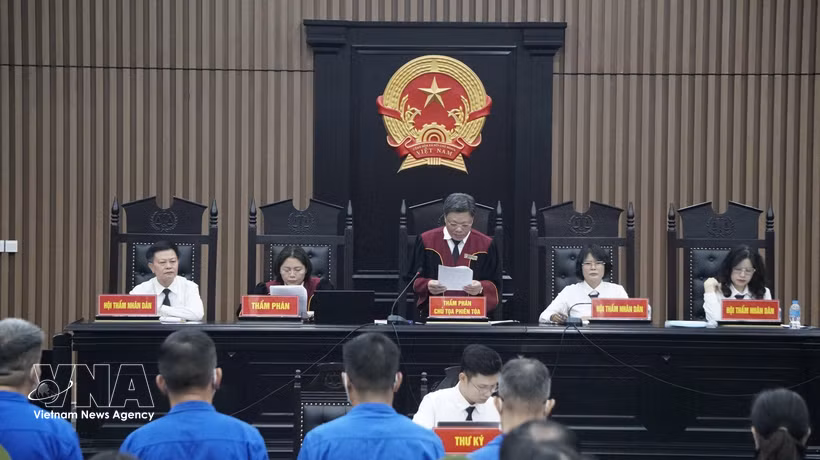 L’ancien vice-ministre Nguyên Ba Hoan et 27 autres accusés éoutent le juge Luu Ngoc Canh annoncer l'ouverture du procès. Photo; VNA