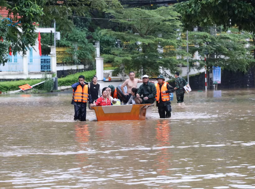 Evacuation des habitants des zones affectées dans la province de Tuyên Quang. Photo: VNA