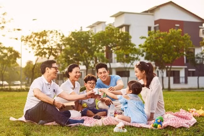 Les familles vietnamiennes envisagent leur héritage de manière plurielle. Elles ne le définissent plus uniquement par la richesse, mais aussi par leur capacité à le pérenniser et à le développer pour les générations futures. Photo : PNVN