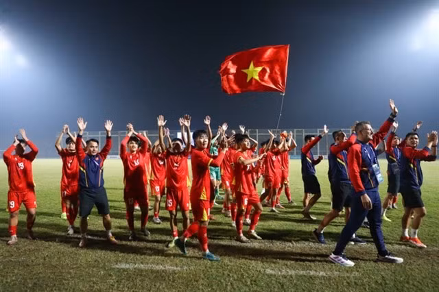 L’équipe U17 du Vietnam célèbre sa victoire contre la Malaisie lors des qualifications pour la la Coupe d’Asie U17 de l’AFC 2026. Photo : VFF