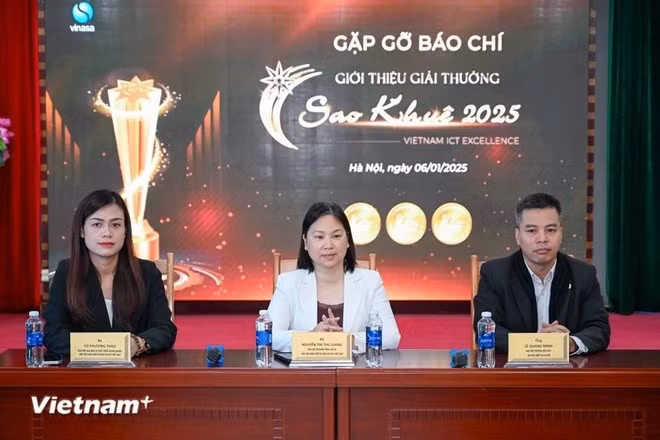 L’Association vietnamienne des services de logiciels et de technologies de l’information (VINASA) lance le prix Sao Khuê (Constellation Khuê) 2025, à Hanoi, le 6 janvier. Photo : VietnamPlus