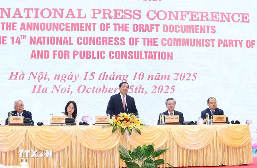 Conférence de presse internationale pour annoncer les projets de documents qui seront soumis au 14e Congrès national du Parti et à la consultation publique. Photo :VNA
