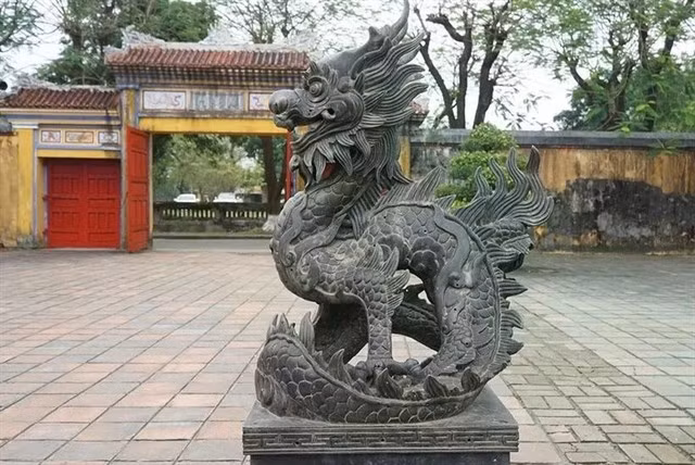 Statue de dragon de la période de l’empereur Thiệu Trị (1841-1847) placée devant le théâtre Duyệt Thị Đường, dans la Cité impériale de Huê. Photo : gracieuseté du ministère de la Culture, des Sports et du Tourisme