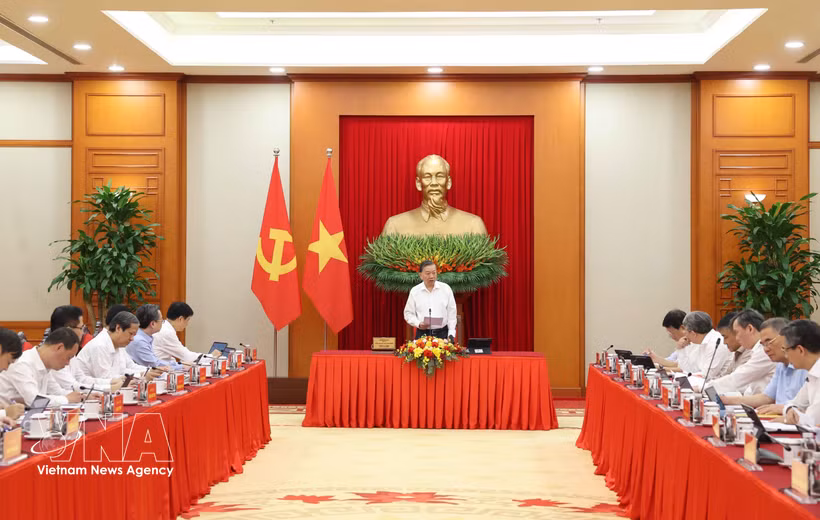 Le secrétaire général du Parti et président de la République, Tô Lâm, travaille avec la Commission centrale des politiques et des stratégies, à Hanoi, le 1er octobre. Photo: VNA