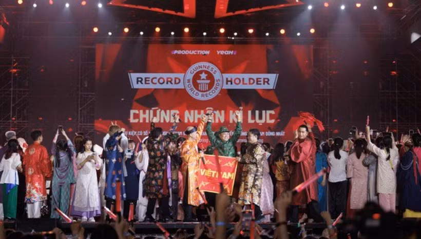 Record Guinness du plus grand nombre de personnes en tenue traditionnelle pour le concert "Anh trai vượt ngàn chông gai". Photo : TP