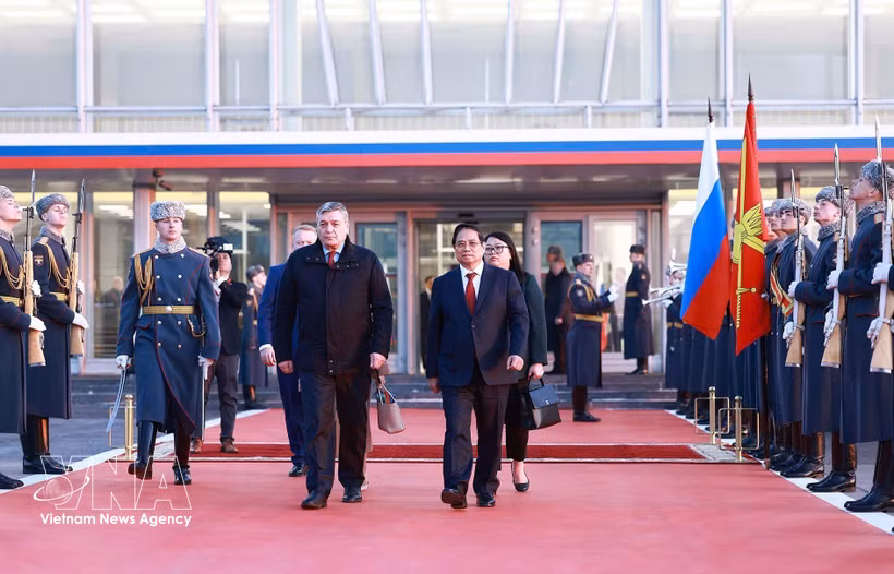 Cérémonie d'adieu du Premier ministre Pham Minh Chinh à l'aéroport international Vnukovo 2, à Moscou. Photo: VNA