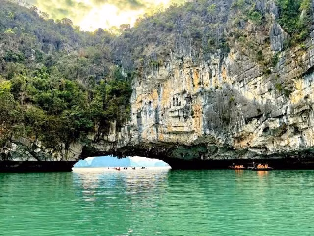 Excursion en kayak dans la baie de Bai Tu Long. Photo : VOV