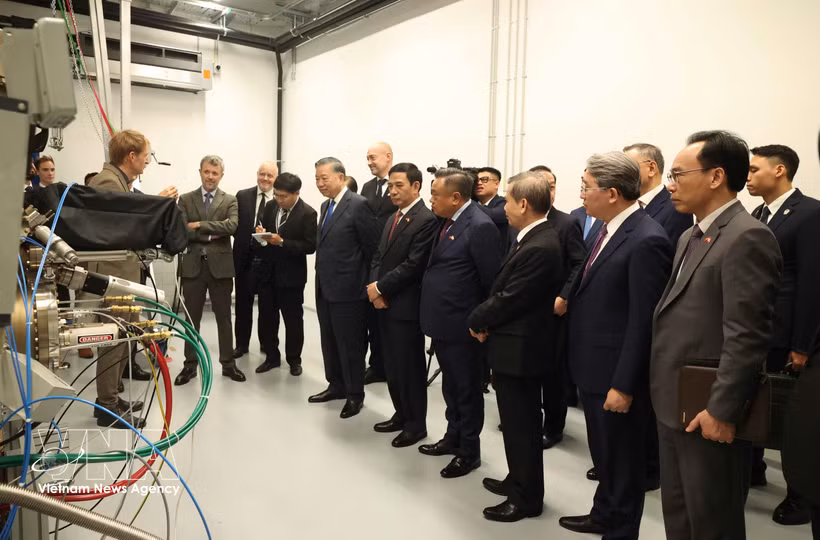 Le secrétaire général et président Tô Lâm visite l’Institut Niels Bohr de l’Université de Copenhague dans le cadre de sa visite d’État au Danemark. Photo: VNA