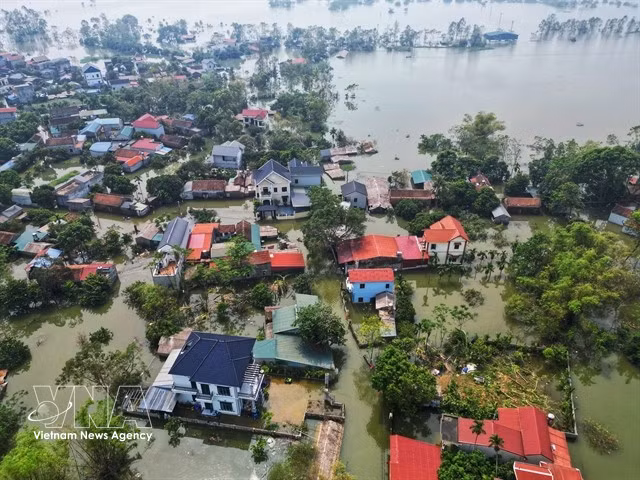 Les scénarios climatiques actualisés pour 2025 mettent en lumière la vulnérabilité croissante du pays face au dérèglement climatique, alors que le souvenir des ravages causés par Yagi en 2024 reste vif, à l’image du village de Nhân Ly, commune de Xuân Mai, à Hanoi. Photo : VNA