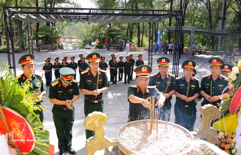 Le général de division Hà Tho Binh, commandant de la 4e Région militaire, dépose des fleurs et offert de l’encens au cimetière national des martyrs de Truong Son. Photo: VNA