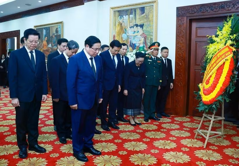 Le Premier ministre Pham Minh Chinh rend hommage à l'ancien président du Parti populaire révolutionnaire lao et ancien président lao Khamtay Siphandone, à Hanoi, le 4 avril. Photo : VNA