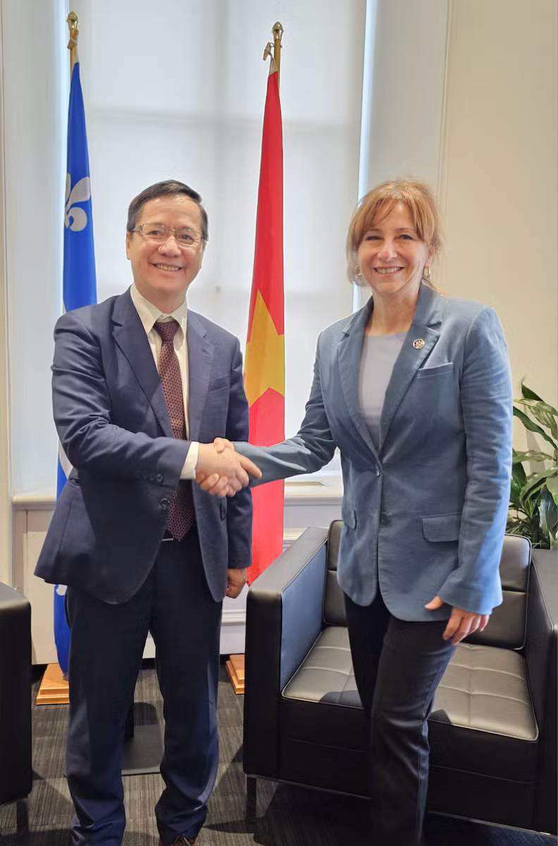 L’ambassadeur du Vietnam au Canada Pham Vinh Quang et la ministre des Relations internationales et de la Francophonie du Québec, Martine Biron. Photo: VNA