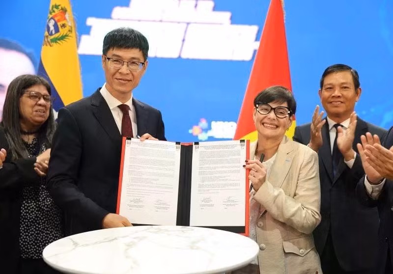 Le prof-Dr Tu Minh Phuong, président du Conseil de l’Institut de technologie des postes et télécommunications (PTIT), et la vice-présidente et ministre vénézuélienne des Sciences et de la Technologie, Gabriela Jiménez Ramírez, signent un protocole d’accord de coopération. Photo : ambassade du Vietnam au Venezuela