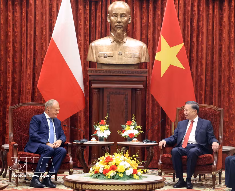 Le secrétaire général du Parti et président de la République, Tô Lâm (à droite) et le Premier ministre polonais Donald Tusk, à Hanoi, le 26 octobre. Photo : VNA