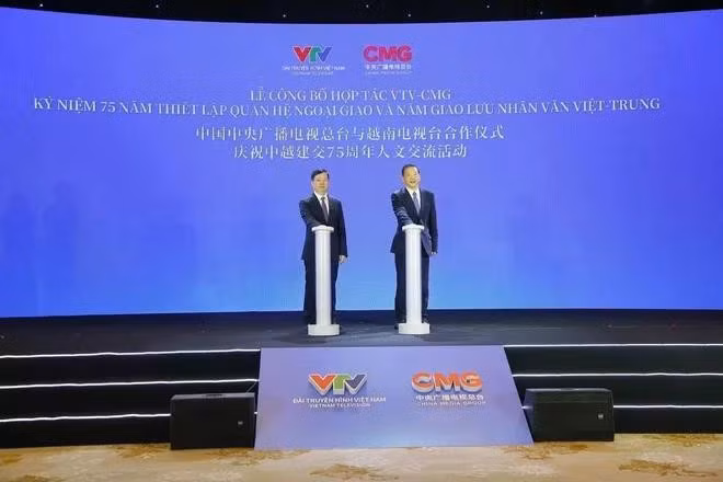 Des représentants de la VTV et de China Media Group (CMG) appuient sur le bouton symbolique pour lancer leur coopération à l’occasion de l’Année des échanges humanistes entre le Vietnam et la Chine. Photo : VNA