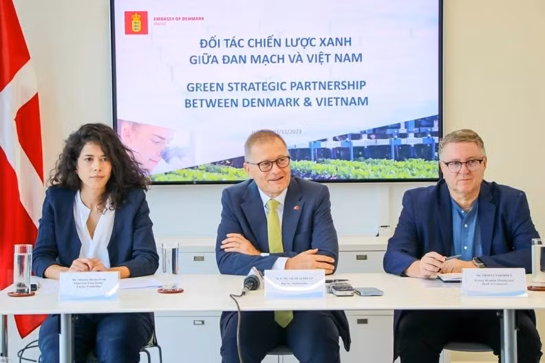 Lors d’une conférence de presse tenue en novembre 2023, l’ambassadeur Nicolai Prytz a affirmé que le Vietnam et le Danemark partagent un objectif commun : un avenir vert. Photo : Thanh nien