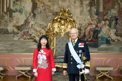 L’ambassadrice du Vietnam, Pham Thi Kim Hoa, et le roi Carl XVI Gustaf de Suède lors de la cérémonie de remise des lettres de créance. Photo : qdnd.vn