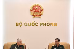 Le vice-ministre vietnamien de la Défense, le général de corps d’armée Nguyên Truong Thang (droite) et le général de corps d’armée Vladimir Borisovich Zarudnitsky, directeur de l’Académie militaire de l’État-major général des Forces armées de la Fédération de Russie. Photo : qdnd.vn