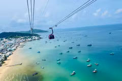 Le téléphérique Hon Thom, le plus long système de câble sous-marin au monde, dans la zone spéciale de Phu Quoc, province d'An Giang (Photo : VNA)
